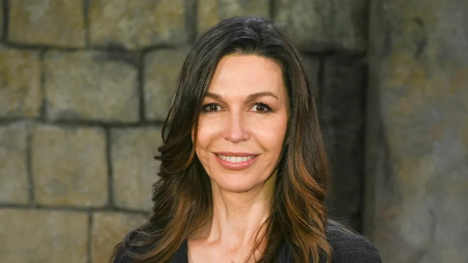 Finola-Hughes-GH-set_11zon