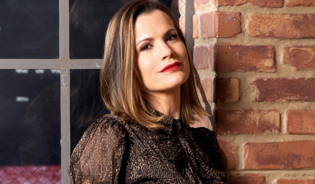 melissa-claire-egan-black-shirt-yr-hw