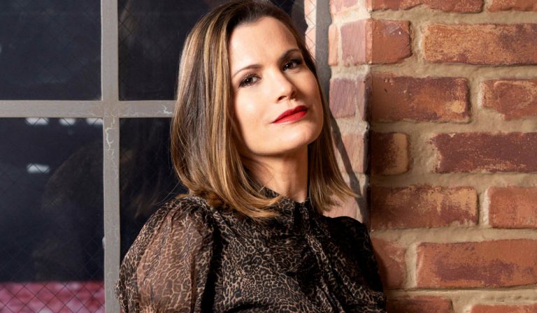 melissa-claire-egan-black-shirt-yr-hw